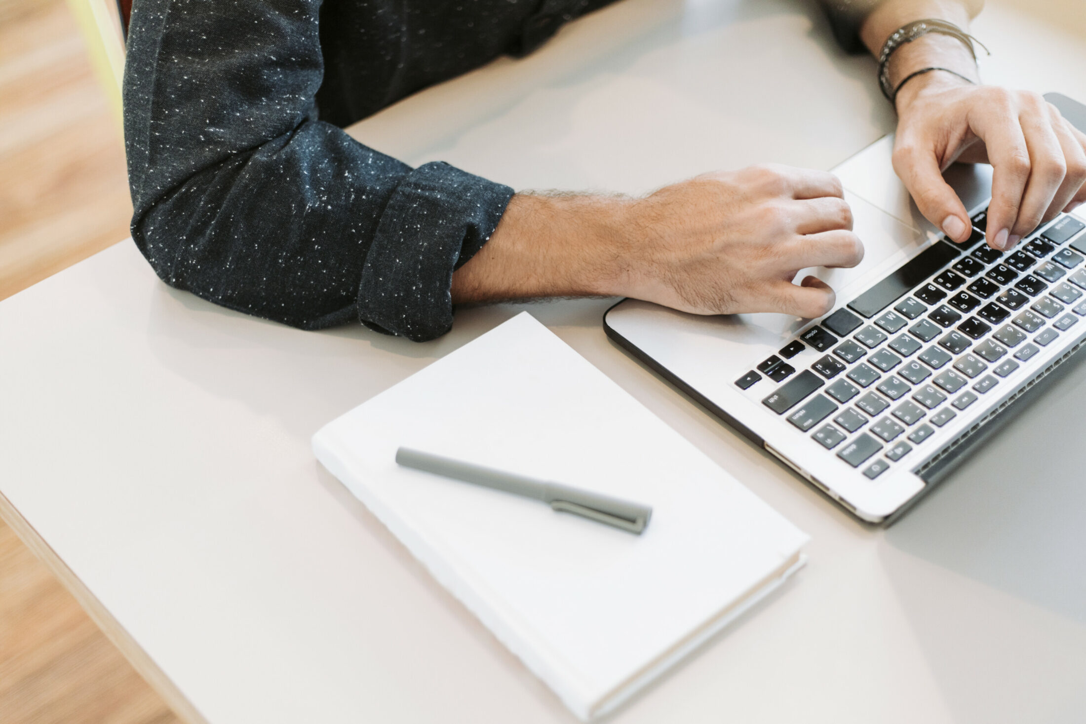 man werken achter laptop